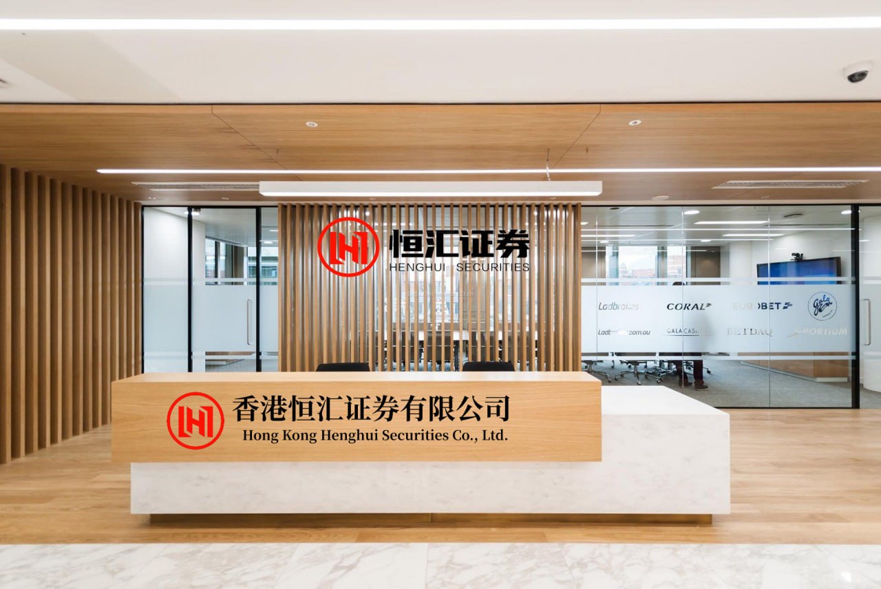 八戒策略 荧屏映初心艺术润桃李——庐江二中校友张粟回访母校点亮学子梦想_师生